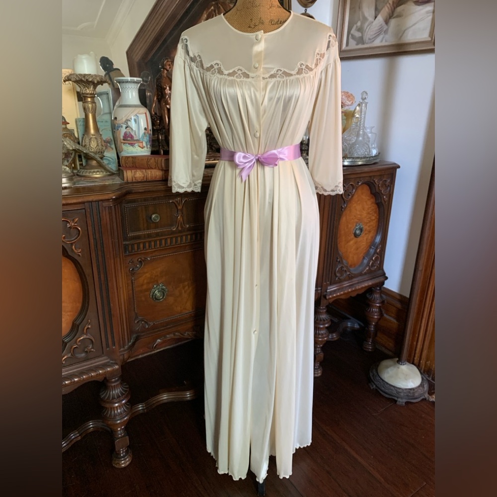 Vintage 60’s Boho Victorian-inspired Cottage Core Ivory Satiny Nightgown Robe